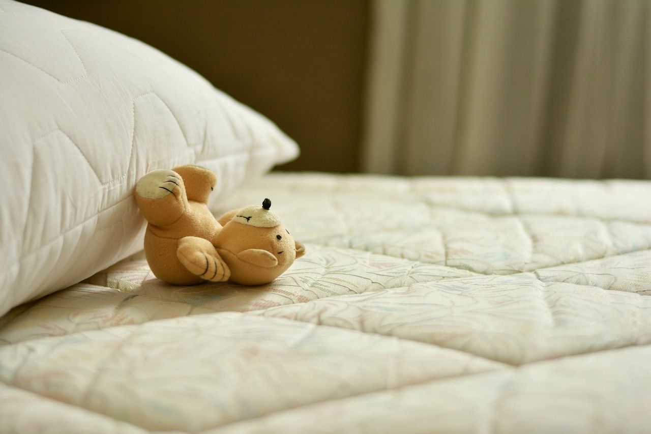 I migliori consigli per pulire un materasso ingiallito - Kipli