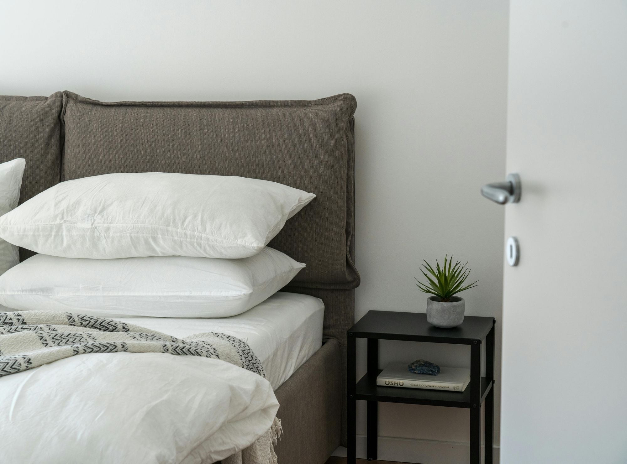 Is it recommended to sleep without a pillow? - Kipli