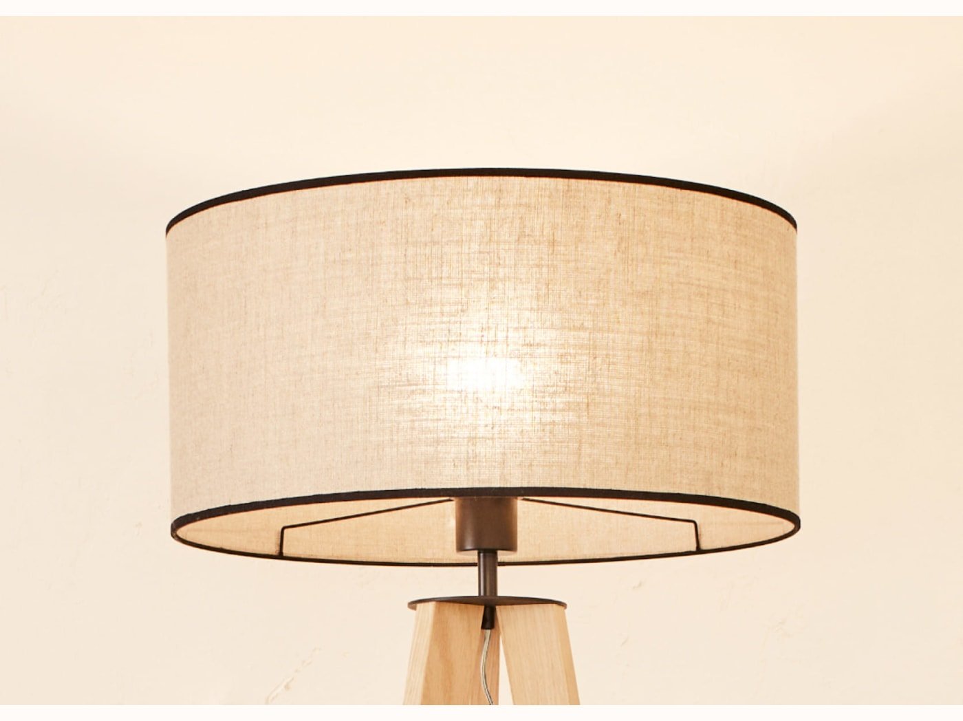 Houten driepootstaande staande lamp NYA - Kipli