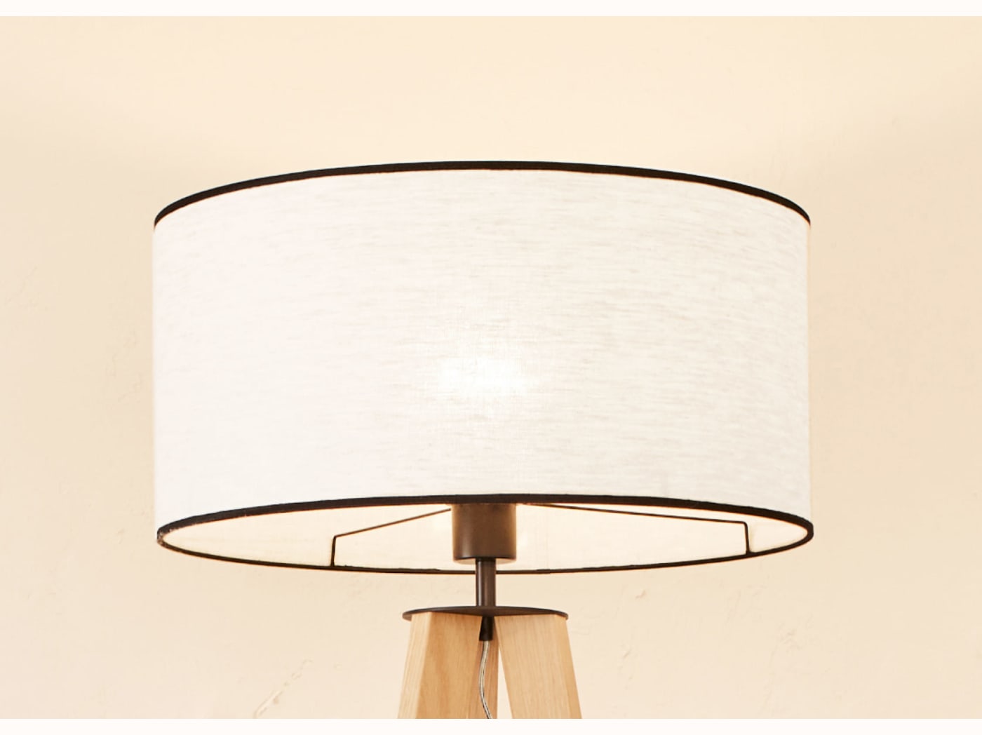 Houten driepootstaande staande lamp NYA - Kipli