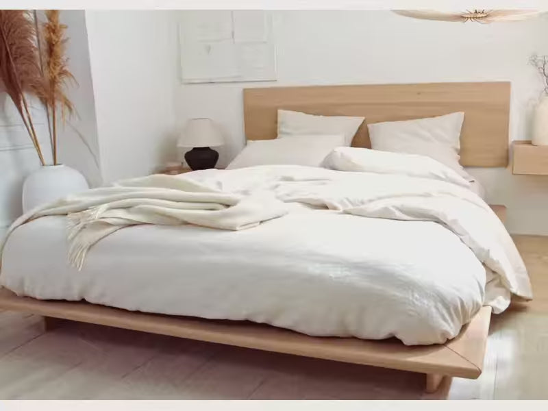 Charger la vidéo : Lit plateforme en bois massif LIVIA