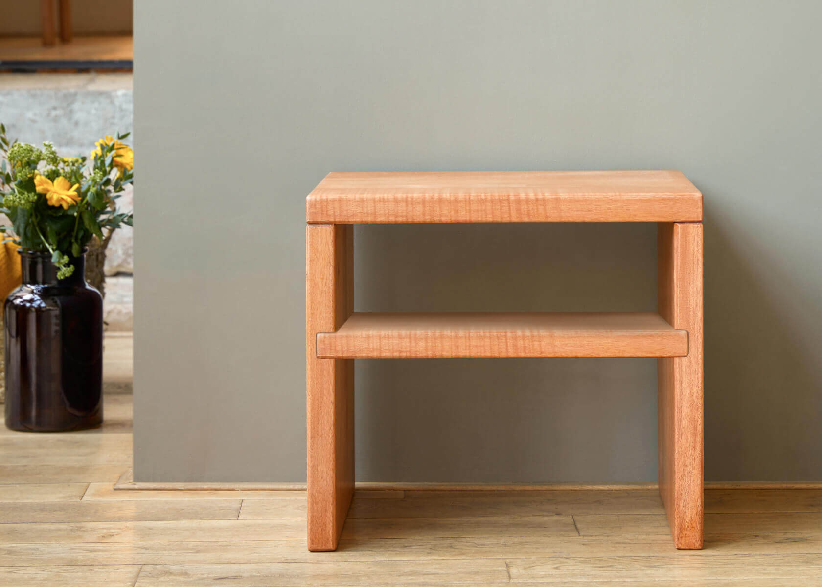 Table de chevet avec tablette en bois massif LUCA - Kipli