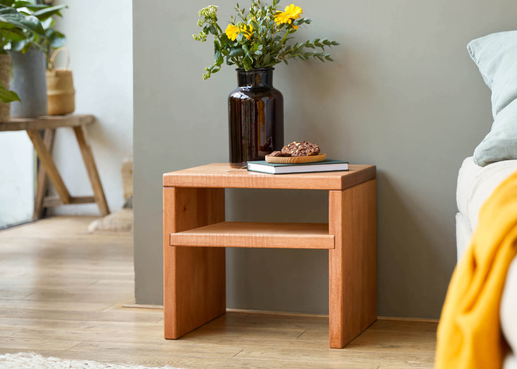 Table de chevet avec tablette en bois massif LUCA - Kipli