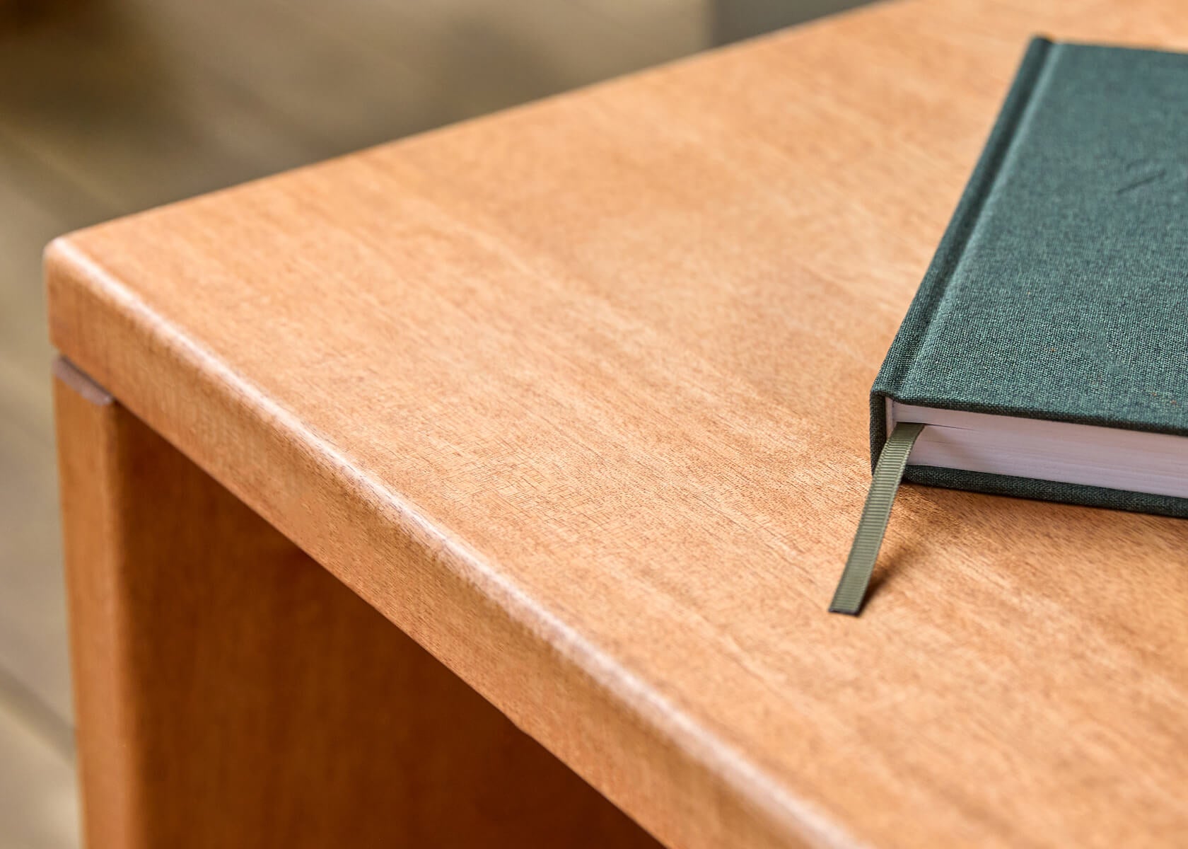 Table de chevet avec tablette en bois massif LUCA - Kipli